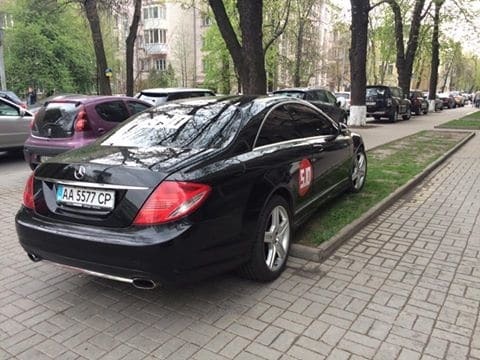 В Киеве глава партии стал "героем парковки": фотофакт