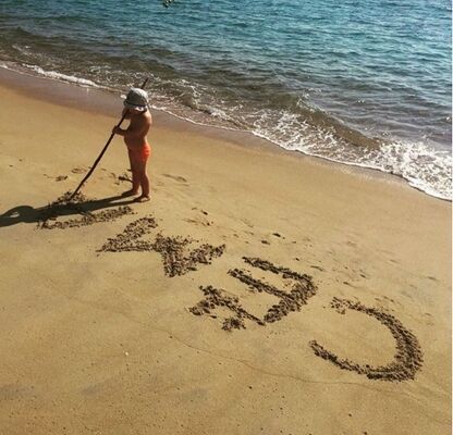 Четырехлетний сын Эвелины Бледанс пишет свое имя на морском песке: фотофакт
