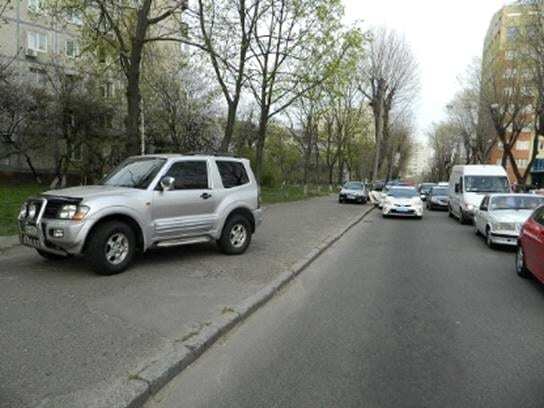 В Киеве пьяный водитель джипа сбил полицейского 