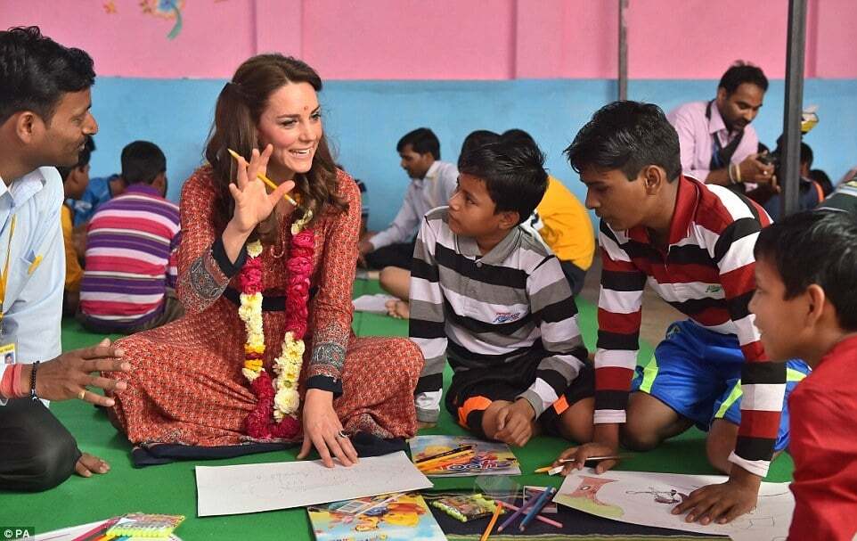 Кейт Миддлтон и принц Уильям встретились в Индии с детьми-беспризорниками