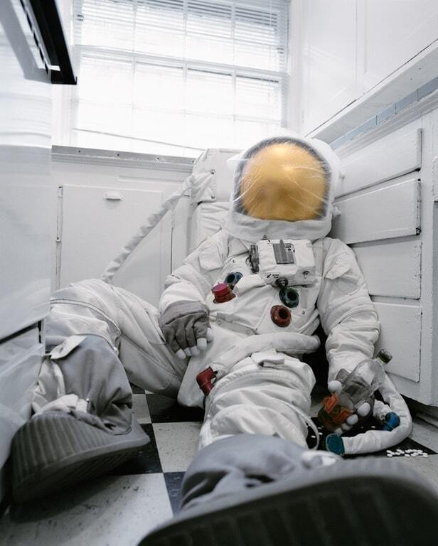 Американский фотограф показал "самоубийство астронавта"