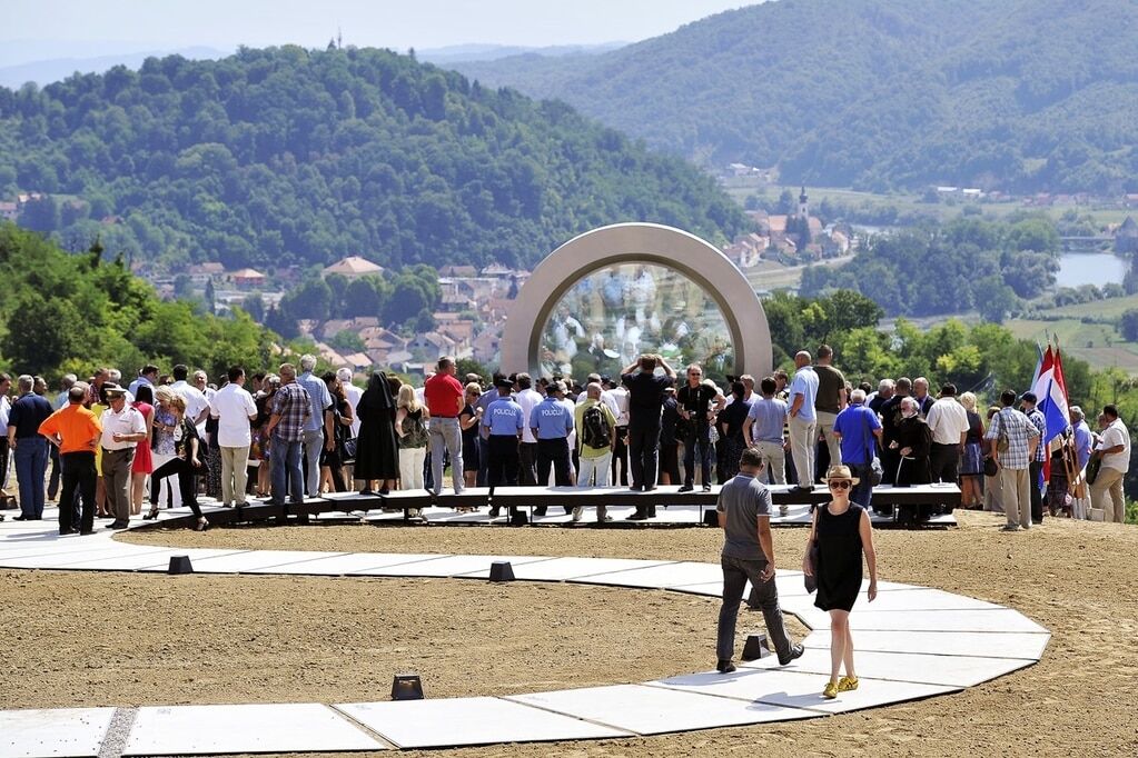 Разбитый пейзаж: в Хорватии построили оригинальный мемориал погибшему фотографу