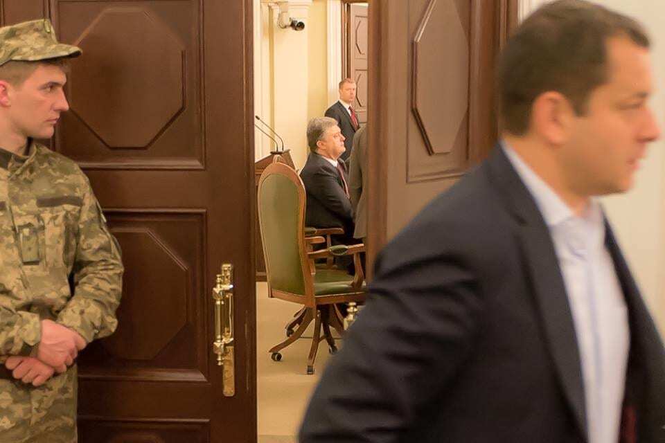 Порошенко прибув до Ради і зажадав негайного голосування щодо уряду