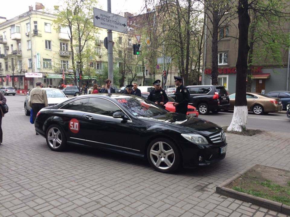 В Киеве глава партии стал "героем парковки": фотофакт