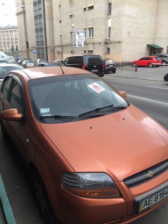 В центре Киева машины героев парковки пометили наклейками с лосями: фотофакт