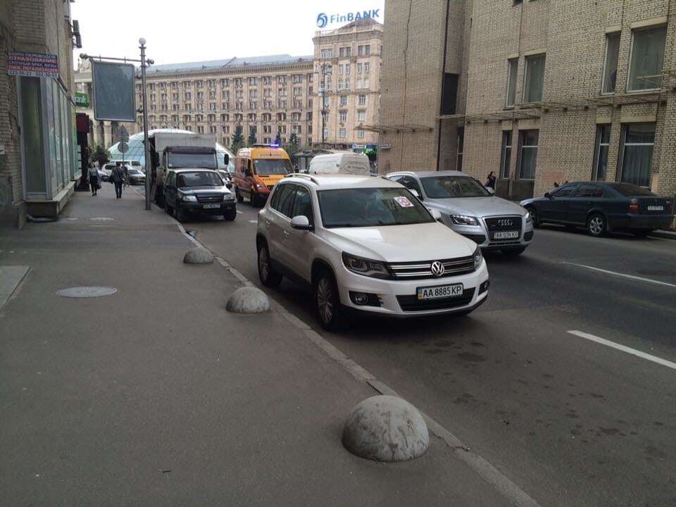 В центре Киева машины героев парковки пометили наклейками с лосями: фотофакт