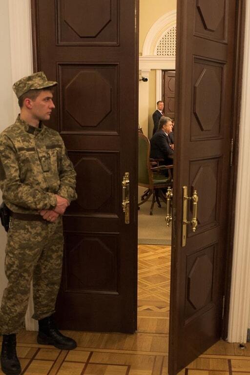 Порошенко прибыл в Раду и потребовал немедленного голосования по правительству
