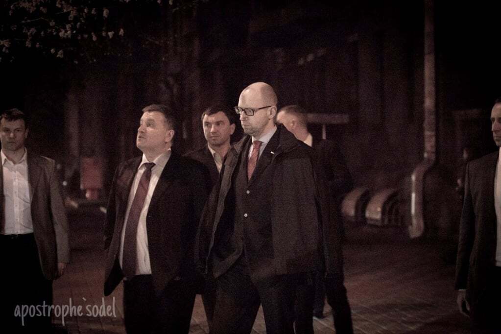 Аваков і Яценюк зробили нічну прогулянку після переговорів в АП: опубліковані фото, відео