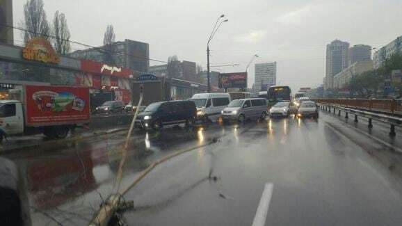 У Києві BMW збив тролейбусну опору: є постраждалі. Опубліковано відео