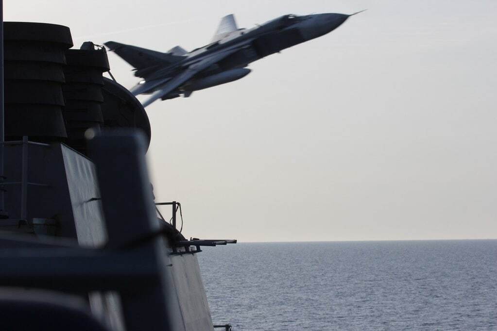  На бреющем: появилось видео провокационного пролета самолетов РФ над эсминцем США