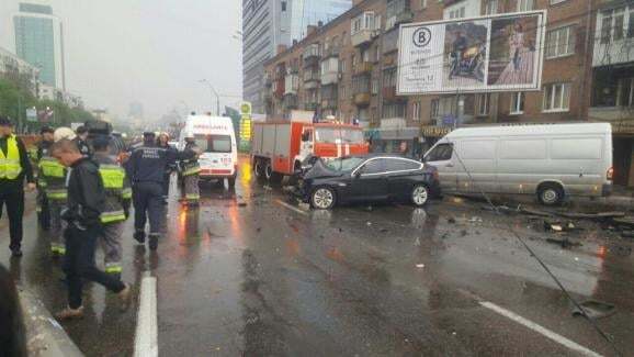 У Києві BMW збив тролейбусну опору: є постраждалі. Опубліковано відео