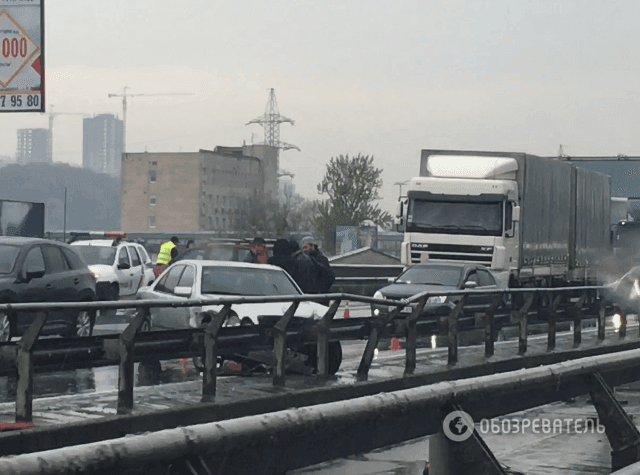 У Києві на Південному мосту зупинився рух через ДТП: опубліковано відео