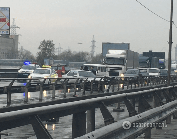 В Киеве на Южном мосту остановилось движение из-за ДТП: опубликовано видео