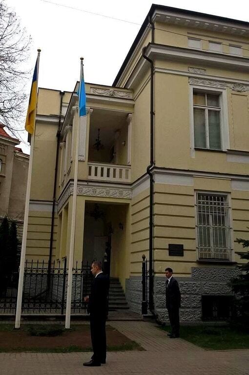 Над посольством Украины в Литве появился крымскотатарский флаг: фотофакт