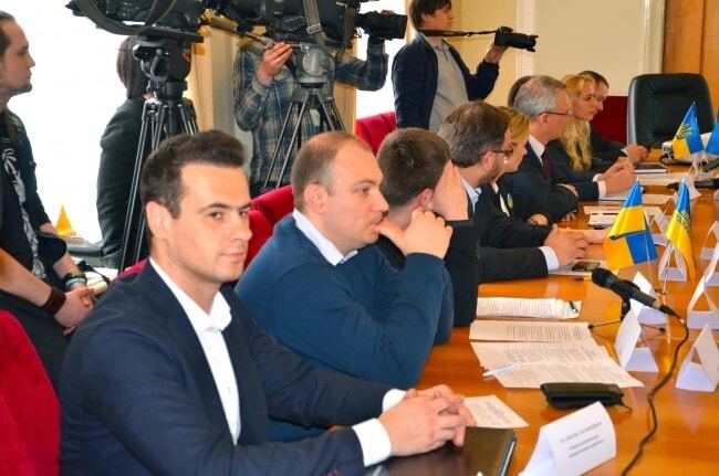 В Раде обсудили инициативу о договорах между Киевом и региональными властями и выборности губернаторов
