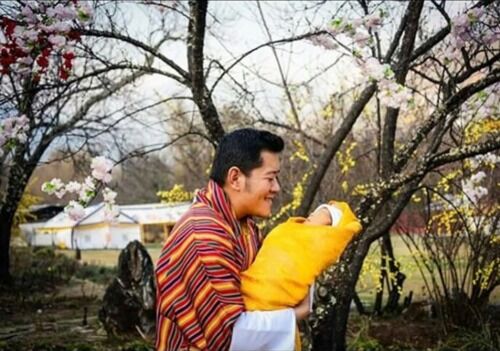 Королевские дети: фото маленького принца Бутана покорило соцсети