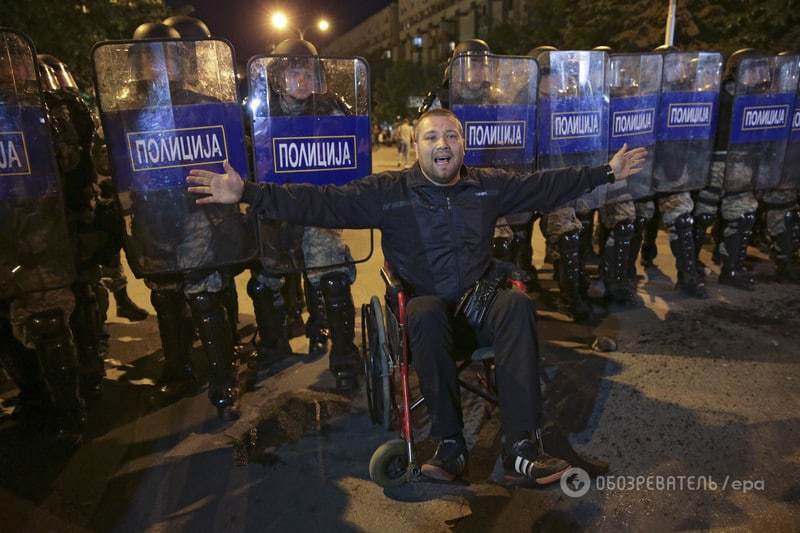 Камни, штурм и столкновения: в Македонии тысячи людей требовали отставки президента. Фоторепортаж
