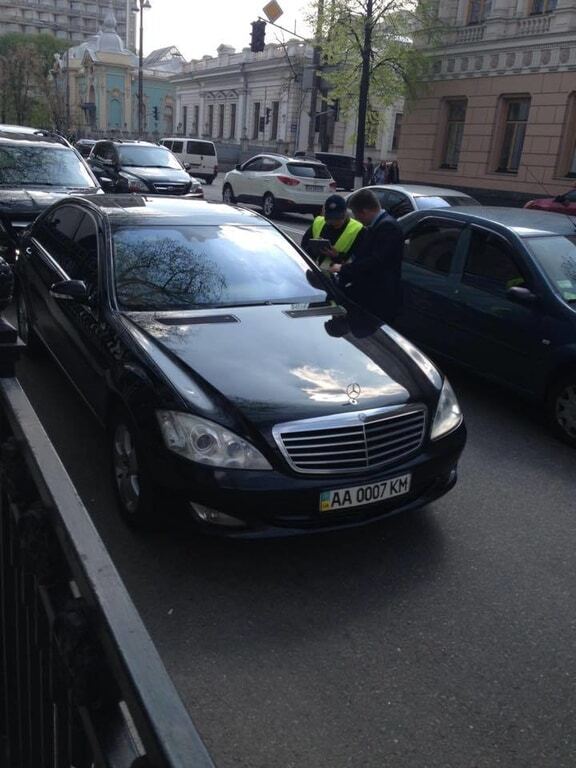 Возле Рады полиция оштрафовала водителя кабминовского Mercedes 