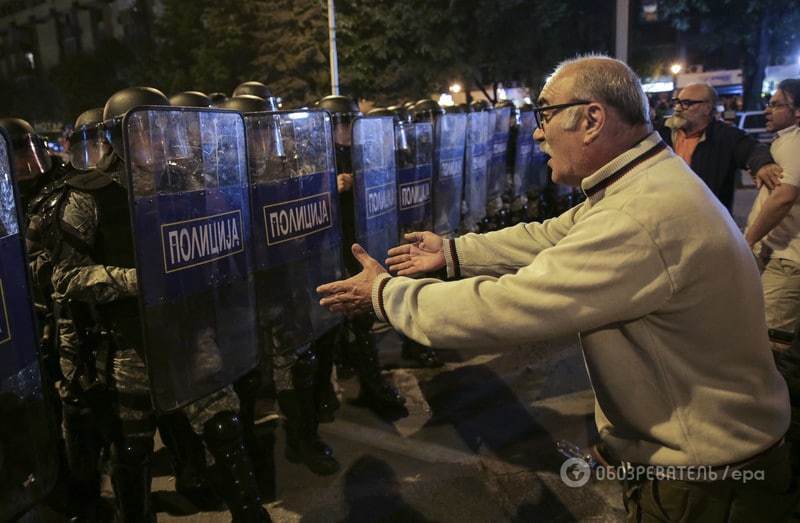 Камни, штурм и столкновения: в Македонии тысячи людей требовали отставки президента. Фоторепортаж