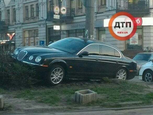 У Києві Jaguar протаранив клумбу: опубліковано фото