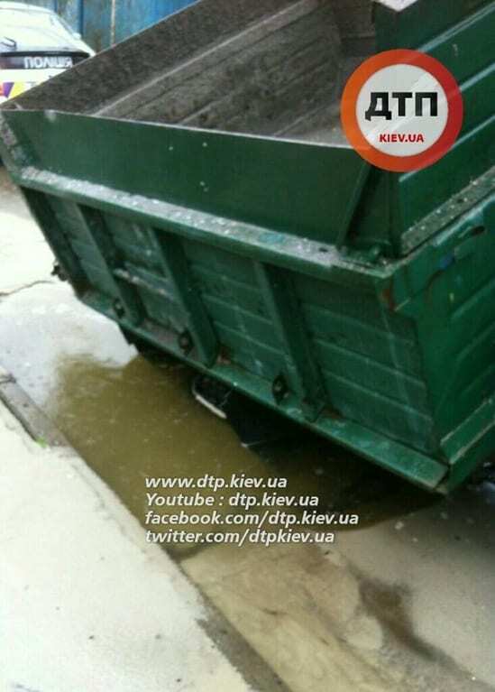 В Киеве грузовик провалился под асфальт: опубликованы фото