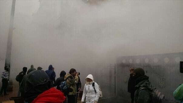 У Києві фаєрами і димовими шашками закидали центр Росспівробітництва. Фотофакт