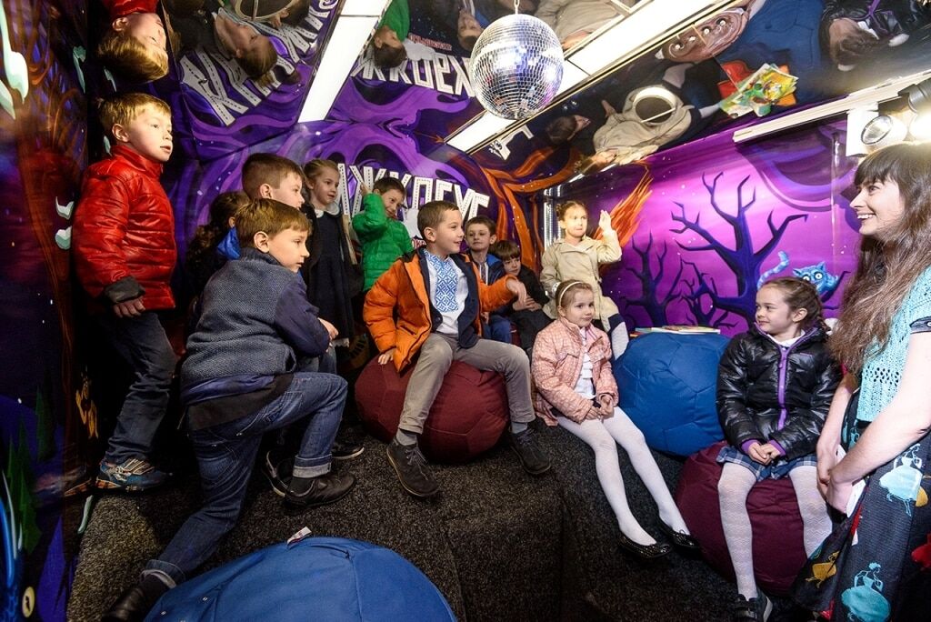 В Киеве появилась уникальная библиотека на колесах для детей