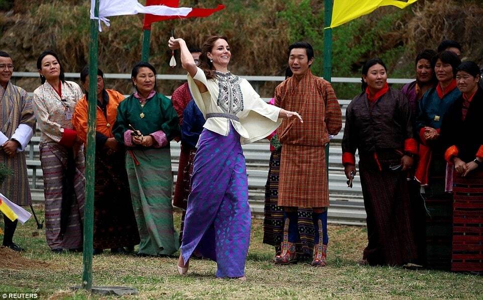 Кейт и Уильяма в Бутане научили стрелять из лука и метать дротики: опубликованы фото
