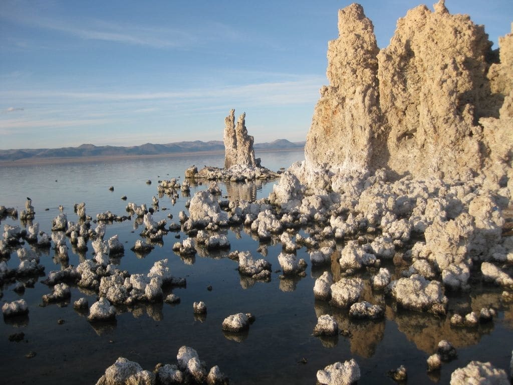 Загадочные башни: удивительные фото озера Моно в Калифорнии 