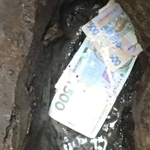 У Києві чиновник-хабарник викинув гроші в каналізацію: опубліковані фото