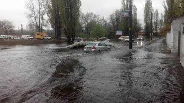 Непогода в Киеве: сильный ливень затопил дороги