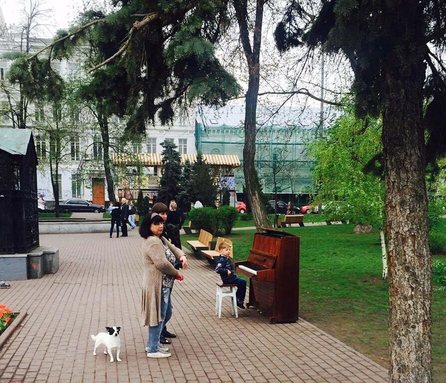 В Киеве в сквере на Подоле появилось новое развлечение