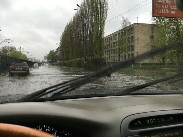 Непогода в Киеве: сильный ливень затопил дороги