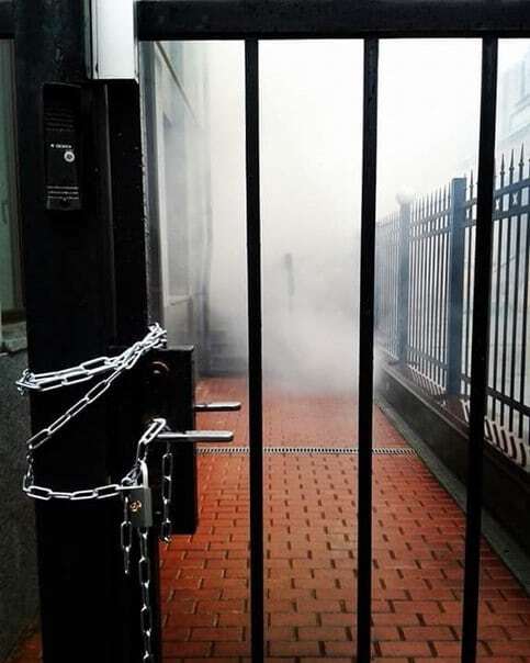 У Києві фаєрами і димовими шашками закидали центр Росспівробітництва. Фотофакт
