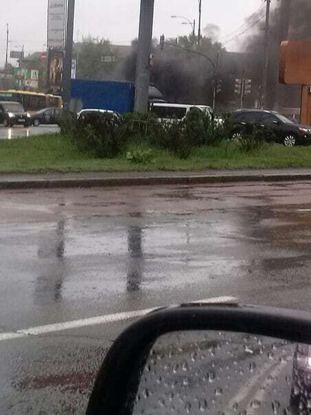 В Киеве посреди площади загорелся автомобиль: опубликованы фото