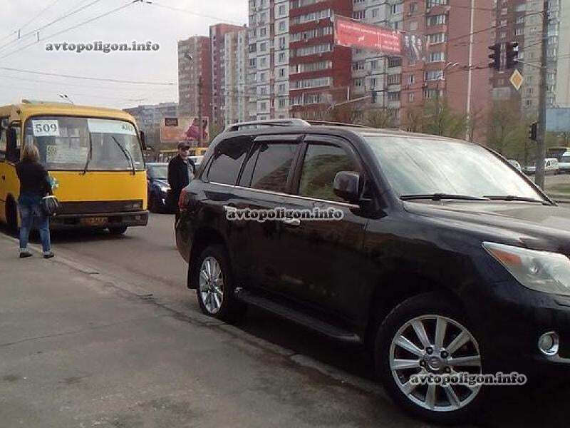 У Києві водій Lexus побив маршрутника