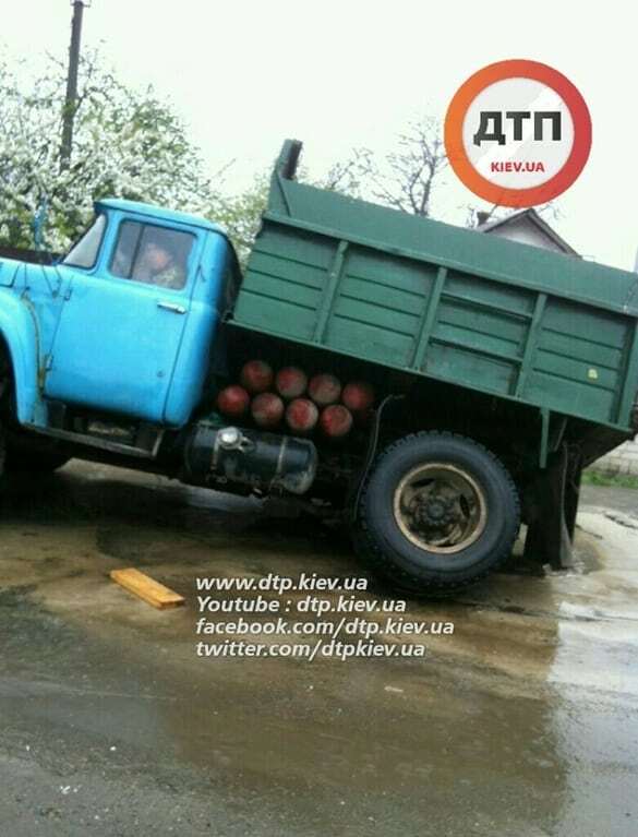 У Києві вантажівка провалилася під асфальт: опубліковано фото