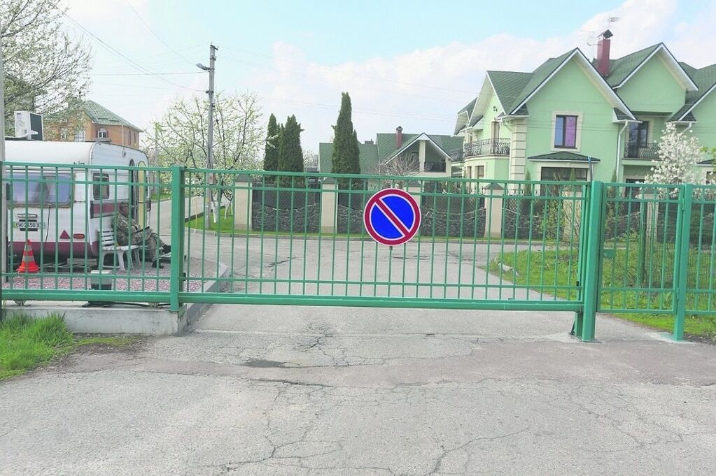 "Отгородился забором и не выручает": соседи Яценюка пожаловались на экс-премьера