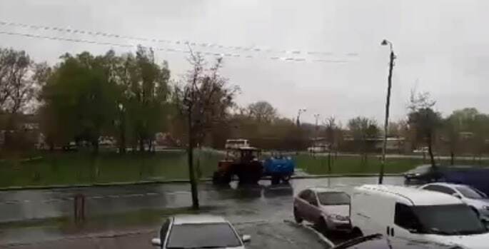 Удивили: в Киеве коммунальщики поливали деревья в ливень