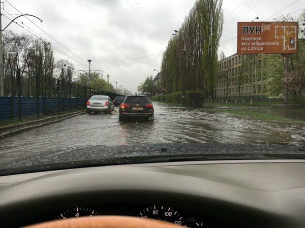 Непогода в Киеве: сильный ливень затопил дороги