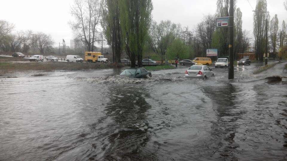 Непогода в Киеве: сильный ливень затопил дороги