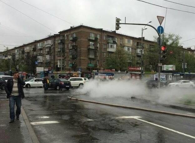 У Києві посеред площі загорівся автомобіль: опубліковано фото