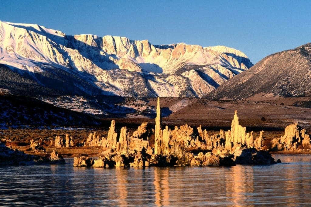 Загадочные башни: удивительные фото озера Моно в Калифорнии 