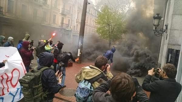 В Киеве фаерами и дымовыми шашками забросали центр Россотрудничества. Фотофакт