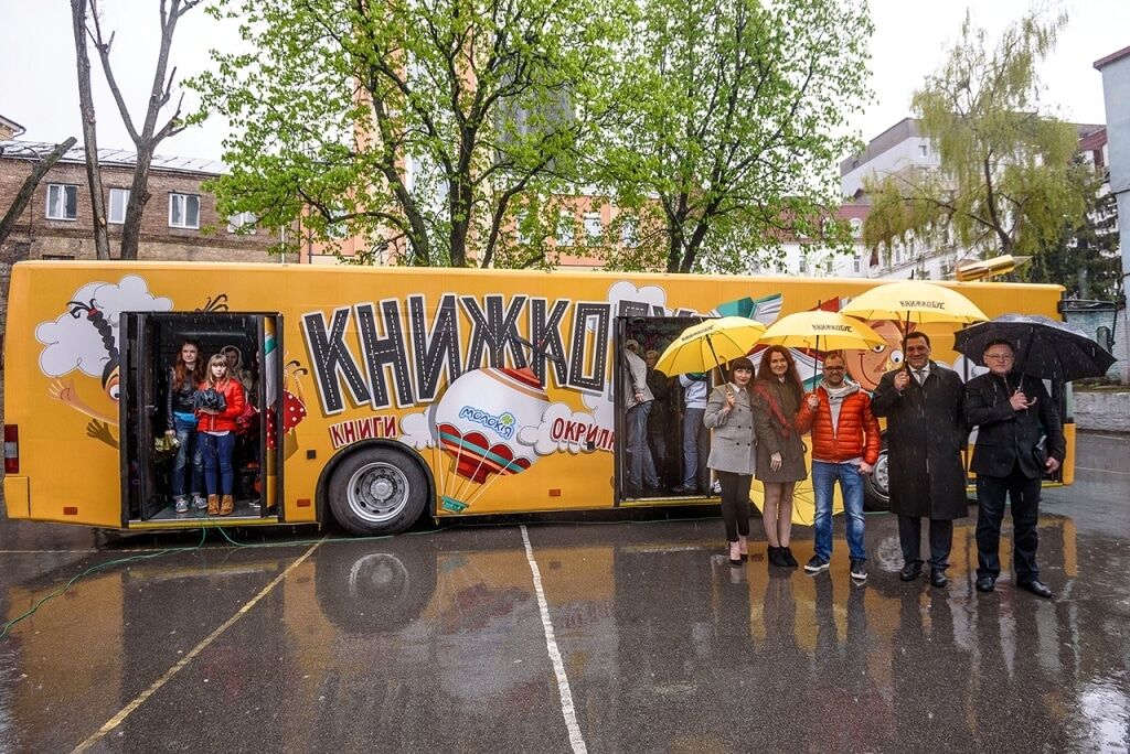 В Киеве появилась уникальная библиотека на колесах для детей