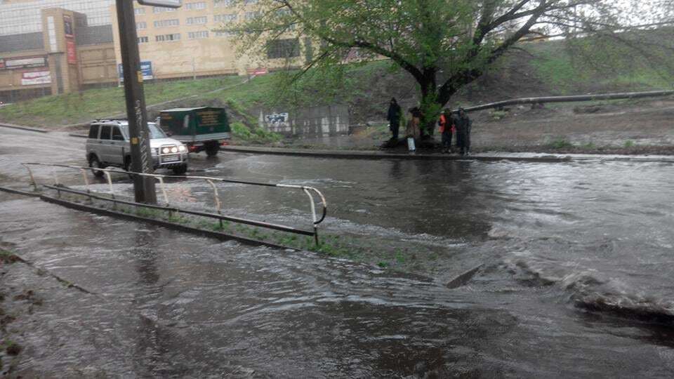 Негода в Києві: сильна злива затопила дороги