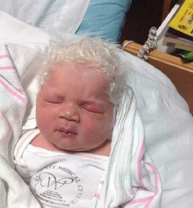 Зачіска з народження: веселі фото малюків із шикарною шевелюрою 