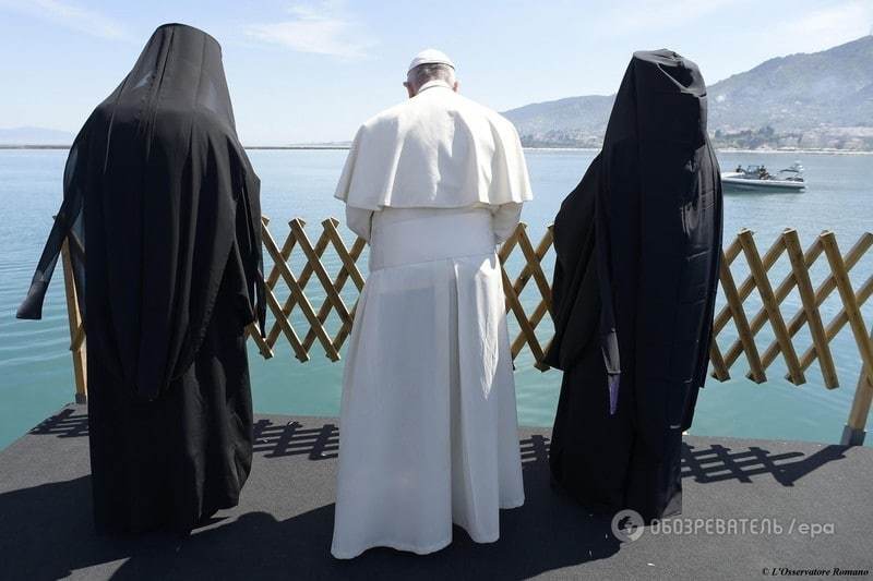 Мигранты имеют лица: на острове Лесбос Папа Франциск помолился за погибших в море