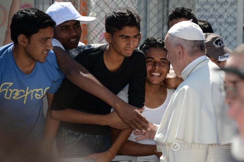 Мигранты имеют лица: на острове Лесбос Папа Франциск помолился за погибших в море
