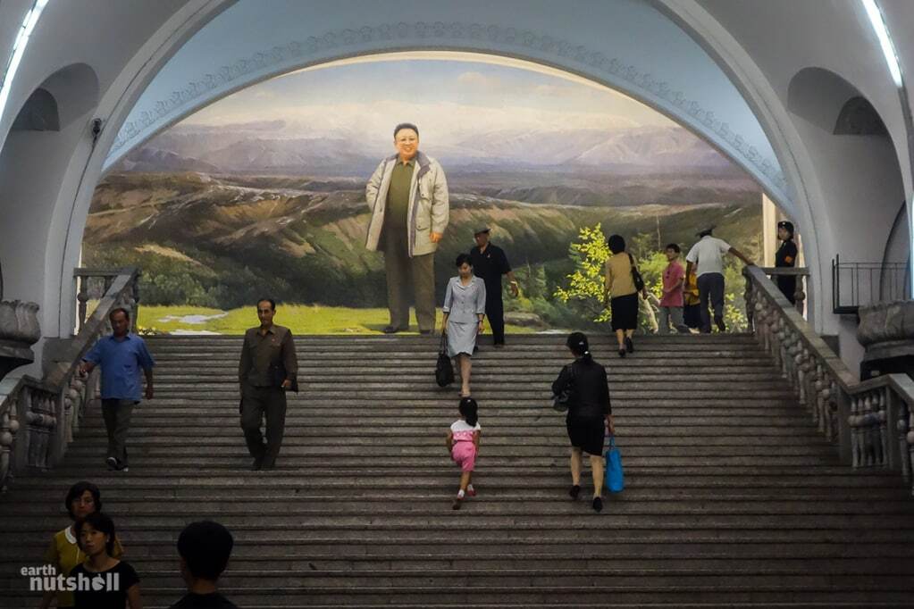 За железным занавесом: опубликованы фото метро КНДР